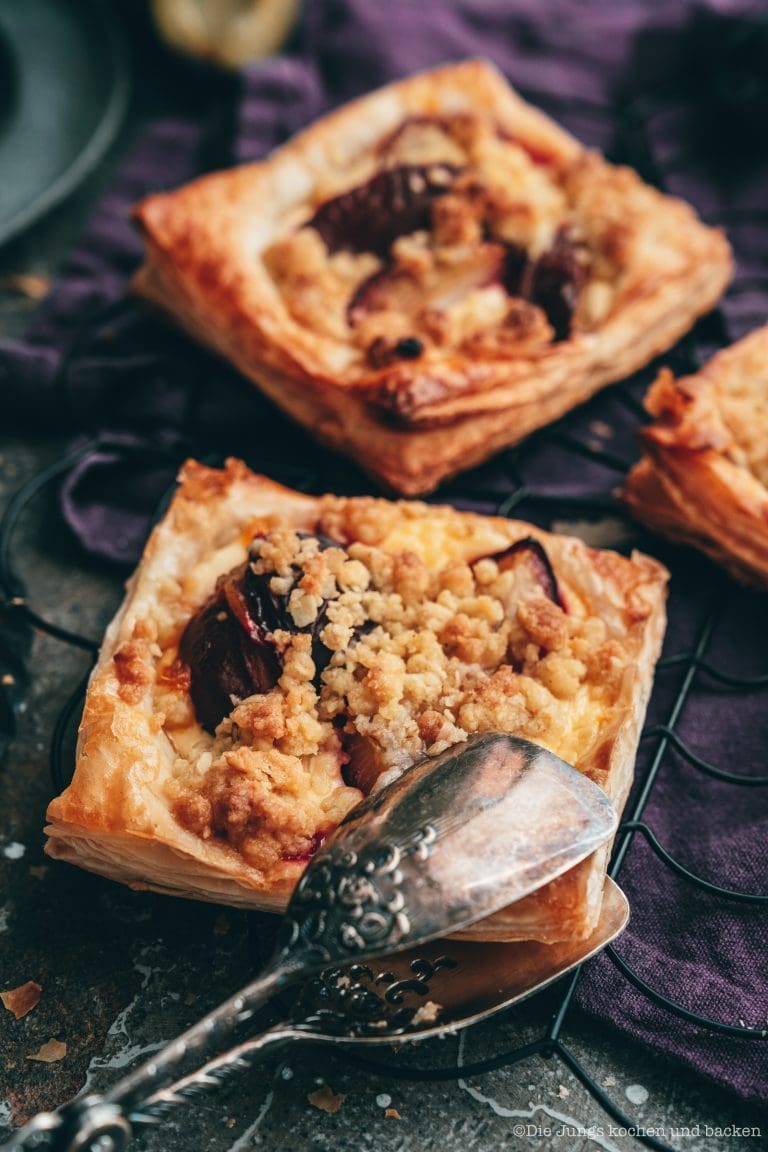 Rezept für ein einfaches Blätterteiggebäck. Pflaumen mit einer feinen Quarkcreme und knusprigen Streuseln - unwiderstehlich lecker und schnell für die Gäste gebacken!